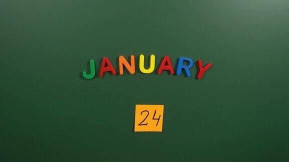 将贴纸贴在日历日1月24日的学校板上1月24日1月24日24号24天日历24号约会国际教育