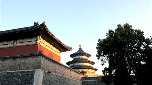 北京天坛的外墙和亭子