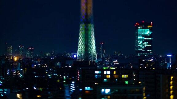 东京天空树的夜晚时光在东京的城市倾斜