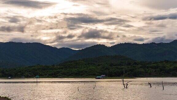 美丽的日出在山和湖与雾