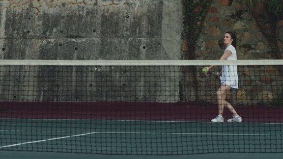 在球场上打网球的女人
