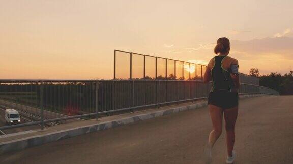 日落时分一个女人跑过一座桥