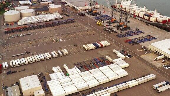 工业海运港口设施经营进出口货物