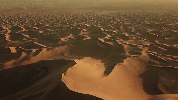 空中俯瞰撒哈拉沙漠的沙丘