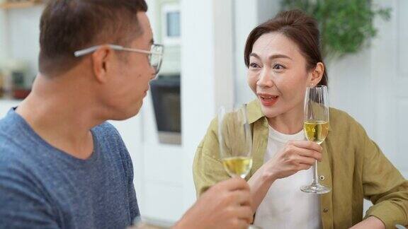 4K亚洲男女聚会庆祝在家共进晚餐