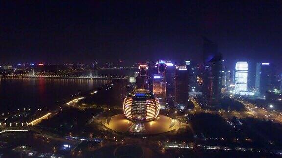 钱塘江畔的现代商业大厦夜间4k
