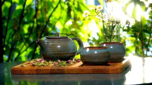 户外的茶壶和茶杯