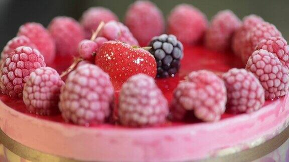 蛋糕与草莓和浆果在转盘上