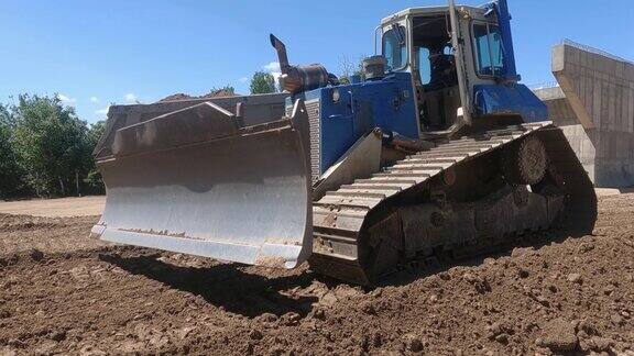 挖掘机在建筑工地进行土方搬运工作