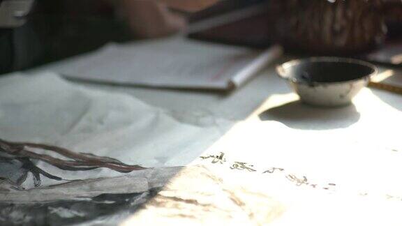 中国传统书法家用毛笔写字