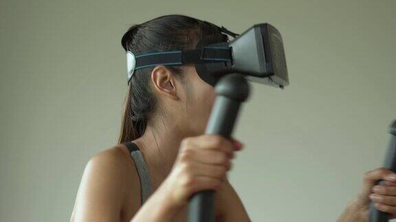 女人戴着虚拟现实眼镜在家里使用椭圆机
