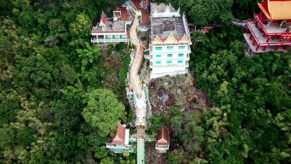 龙像与寺庙和红色神社在热带雨林的山在WatBanTham