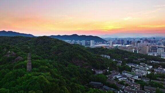 浙江省杭州市日落时分的城市和绿色山景