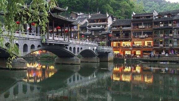 凤凰古城(凤凰)在湖南中国拍摄凤凰县的老桥和老房子4kUHD