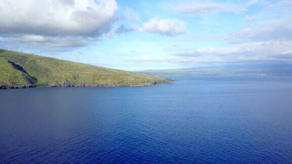 在下午的阳光下在毛伊岛海岸上空低空飞行