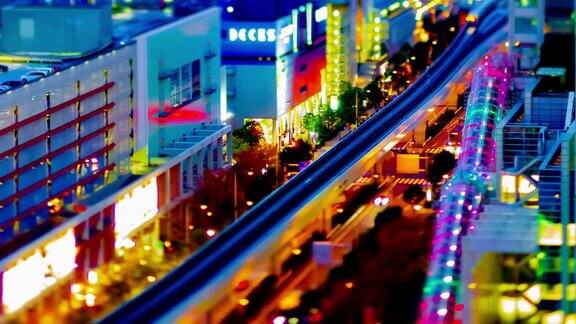 黄昏时分的火车在东京城铁上高倾角倾斜