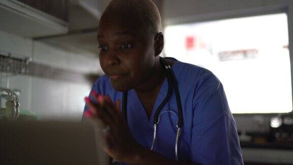 女护士医生正在用笔记本电脑进行视频通话