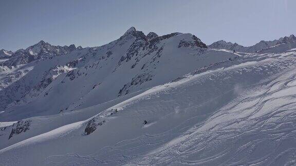 在奥地利阿尔卑斯山滑雪下山