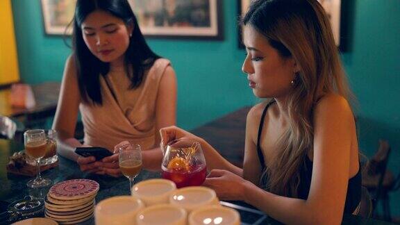 年轻的亚洲饮酒者晚上会在酒吧和餐馆聚会到深夜