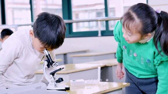 小学生在教室里做科学实验
