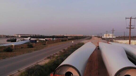 风力涡轮机被超长平板半挂车拖着从墨西哥越过边境并排停放
