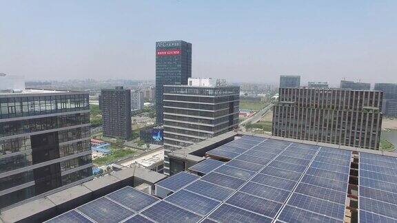 在现代城市中心的现代建筑顶部的太阳能电池板