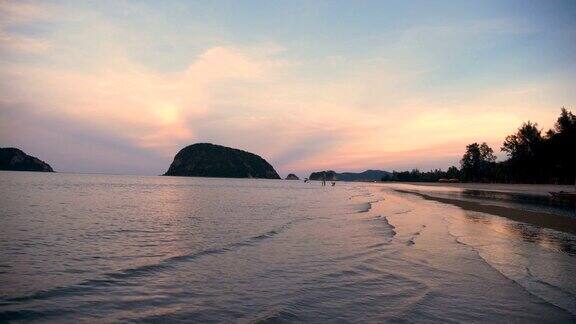 手持拍摄在海边和海滩日落在PakNamPranPranburi