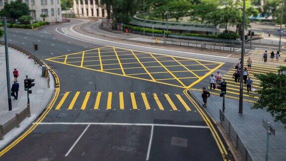 时间流逝:行人在香港市区过马路