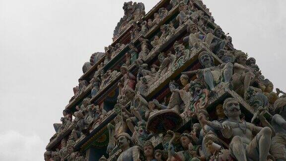 阴天新加坡城市著名的印度寺庙顶部雕塑慢动作全景4k