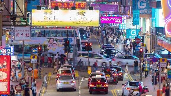 时间流逝的夜晚在香港在高峰时间主要道路的交通繁忙市区街道和现代建筑的交通