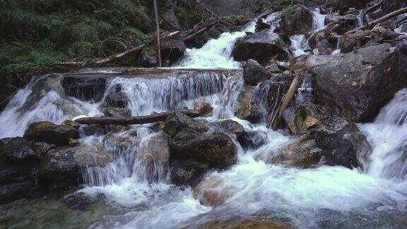 瀑布在山上的河流与岩石