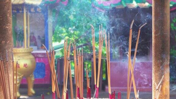 在中国寺庙烧香和烧香罐冒烟的4K视频