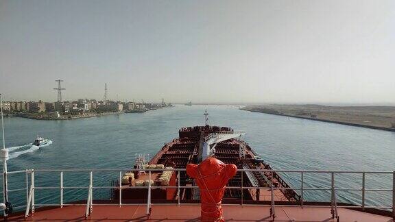 通过苏伊士运河的巨大集装箱船一次圈