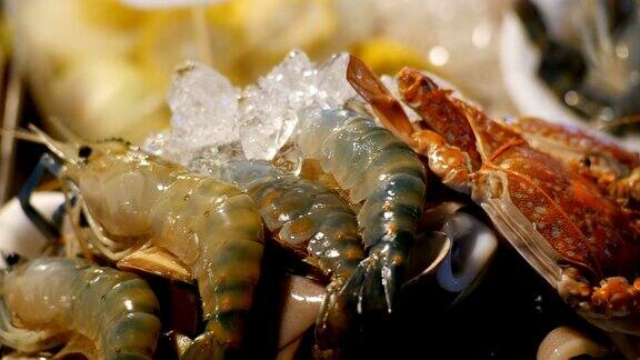夜市柜台上的海鲜、虾、小龙虾、螃蟹泰国芭堤雅
