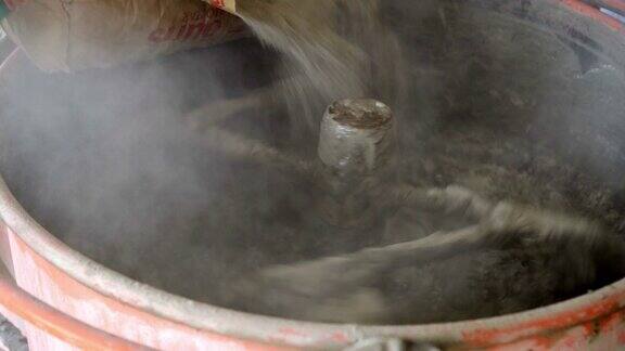 在混凝土搅拌机中搅拌混凝土砂浆向水中加入水泥