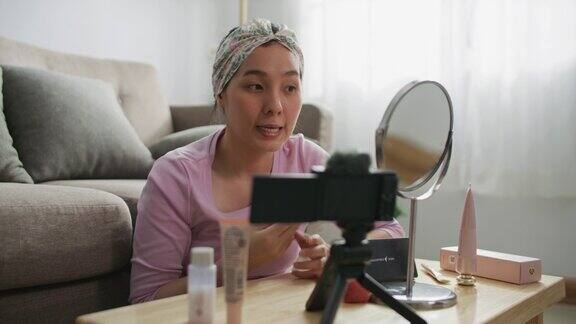 一名年轻女子向网友展示她的化妆刷