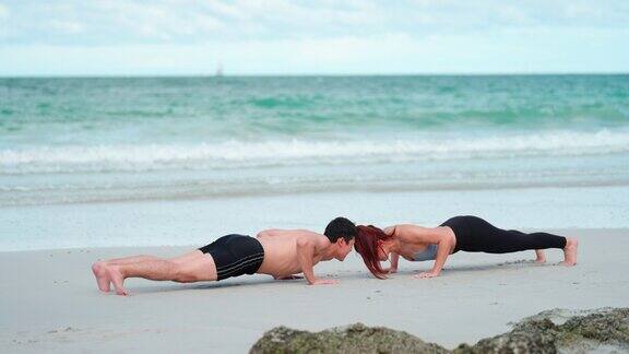 亚洲男人和女人白天在海滩上锻炼