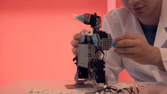 这个学生在实验室里制造了一个机器人