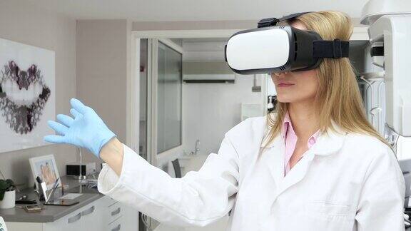 女医生使用虚拟现实头盔