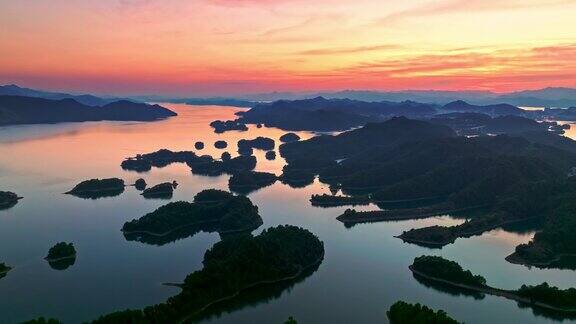杭州日出时分的千岛湖自然风光鸟瞰图