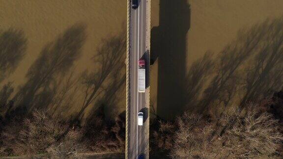 不同的车辆通过大桥横跨河流鸟瞰图