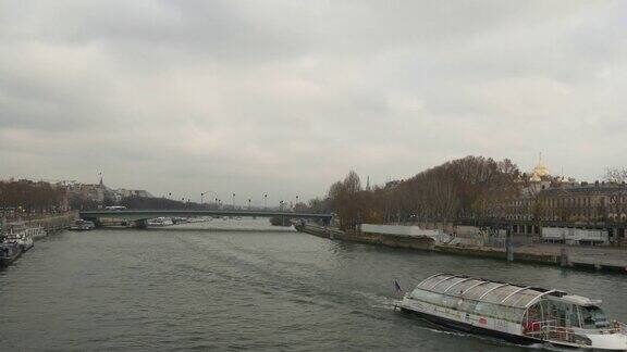 法国阴天巴黎市内著名的塞纳河渡口交通全景4k