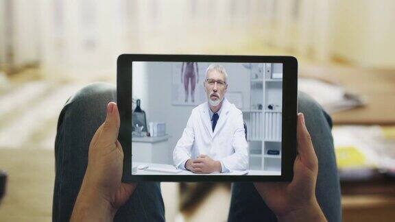 躺在沙发上和医生在平板电脑上视频交谈的病人视角拍摄