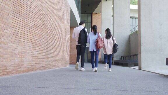 课间休息时亚洲三个学生在大学大厅里散步聊天教育学习学生校园大学生活理念