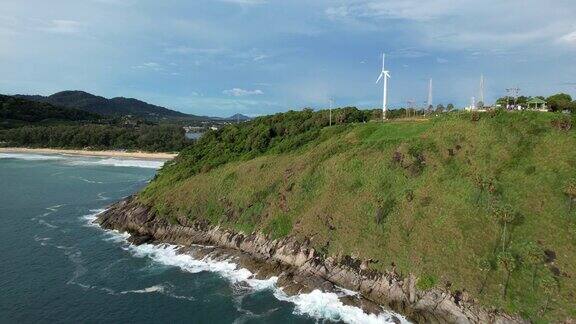 无人机飞行通过风力涡轮机与美丽的风景蓬贴海角普吉岛泰国