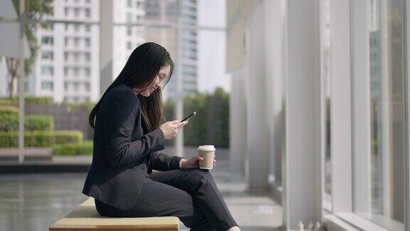 亚洲女商人在办公大楼里使用智能手机