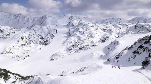 在阳光明媚的日子里空中滑雪者沿着滑雪坡滑行