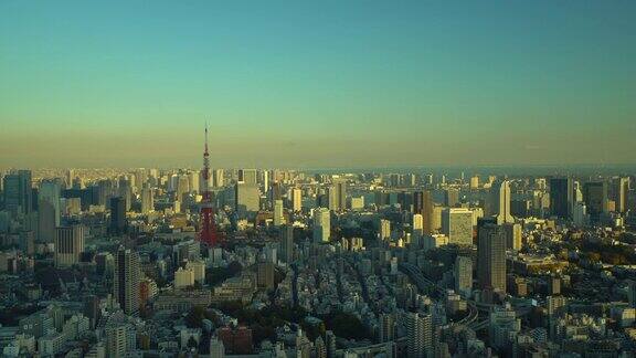 东京塔在黄昏倾斜