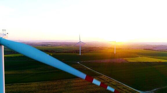 鸟瞰图的夏季乡村与风力涡轮机和农业领域4K