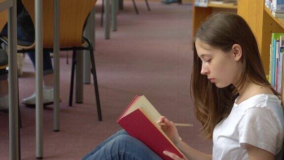 在学校图书馆学习的少女